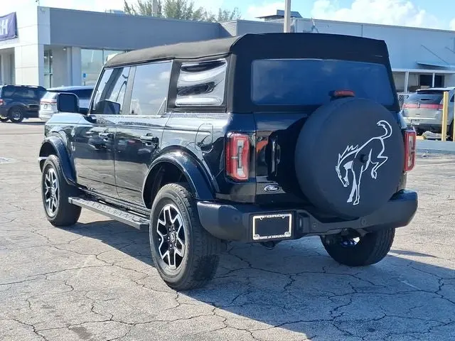 2023 Ford Bronco Outer Banks 4x4 photo 3