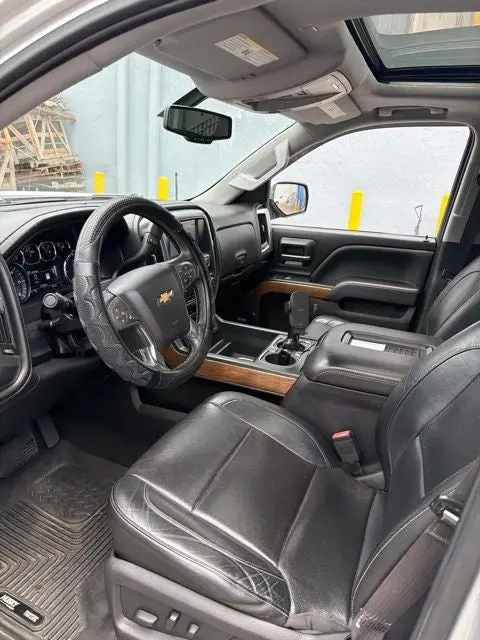 2017 Chevrolet Silverado 1500 LTZ Crew Cab Short Box photo 4