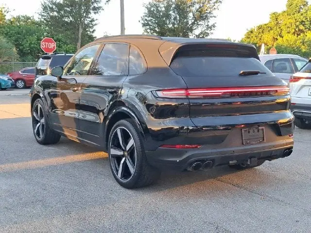 2024 Porsche Cayenne Base photo 3