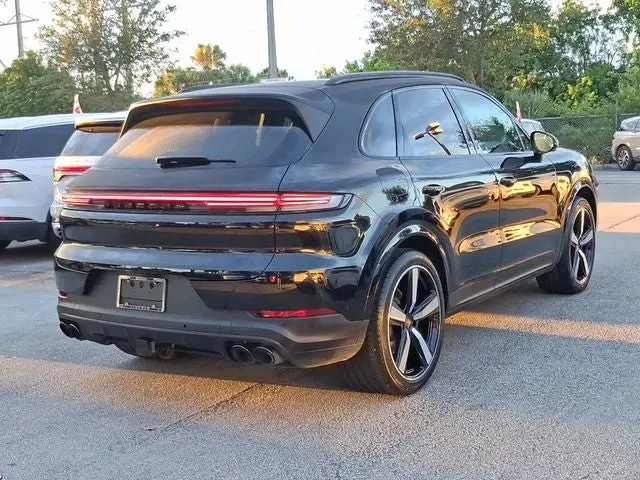 2024 Porsche Cayenne Base photo 4