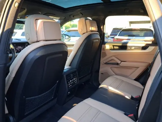 2024 Porsche Cayenne Base photo 5