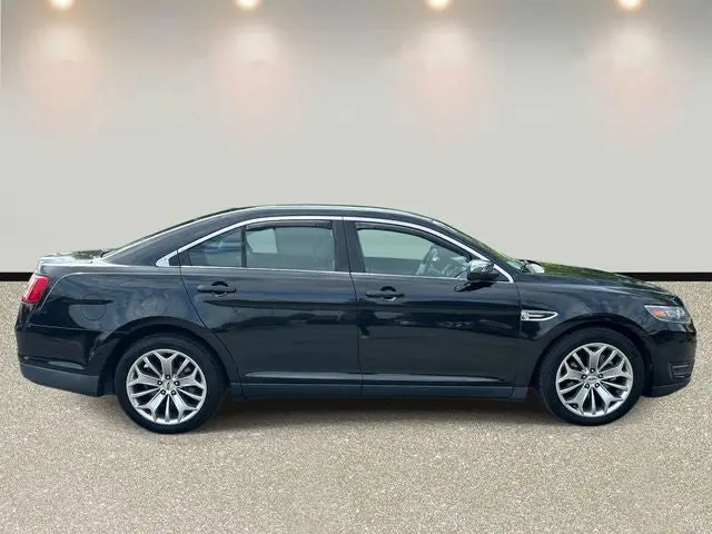 2015 Ford Taurus Limited AWD photo 4