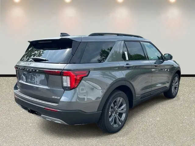 2026 Ford Explorer Active 4WD photo 5
