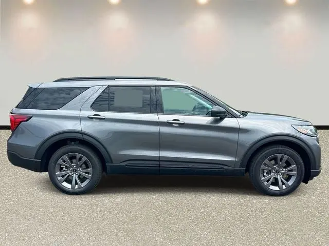 2026 Ford Explorer Active 4WD photo 4