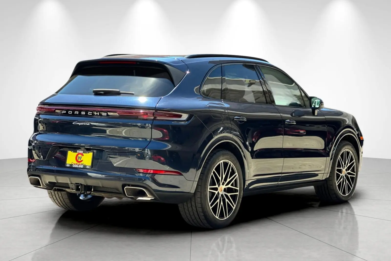 2025 Porsche Cayenne Base photo 3