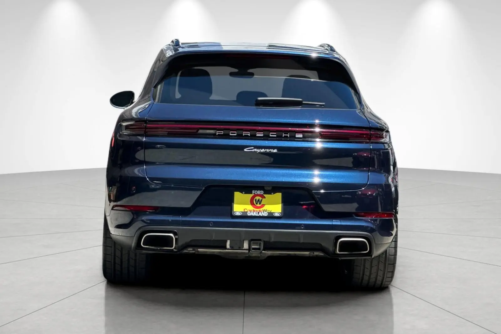 2025 Porsche Cayenne Base photo 4
