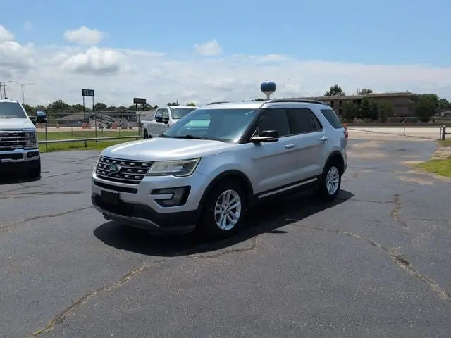 2017 Ford Explorer XLT FWD photo 3
