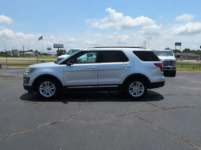 2017 Ford Explorer XLT FWD photo 4