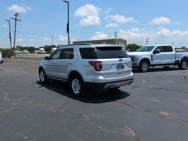 2017 Ford Explorer XLT FWD photo 5