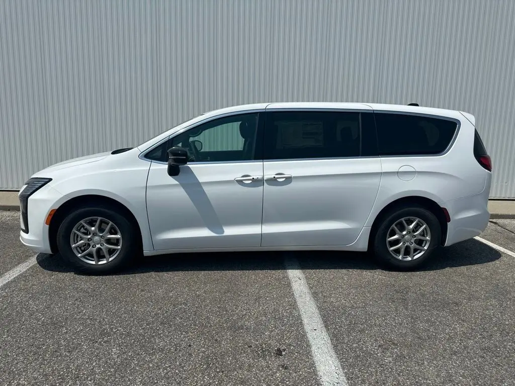 2027 Chrysler Pacifica Select photo 3