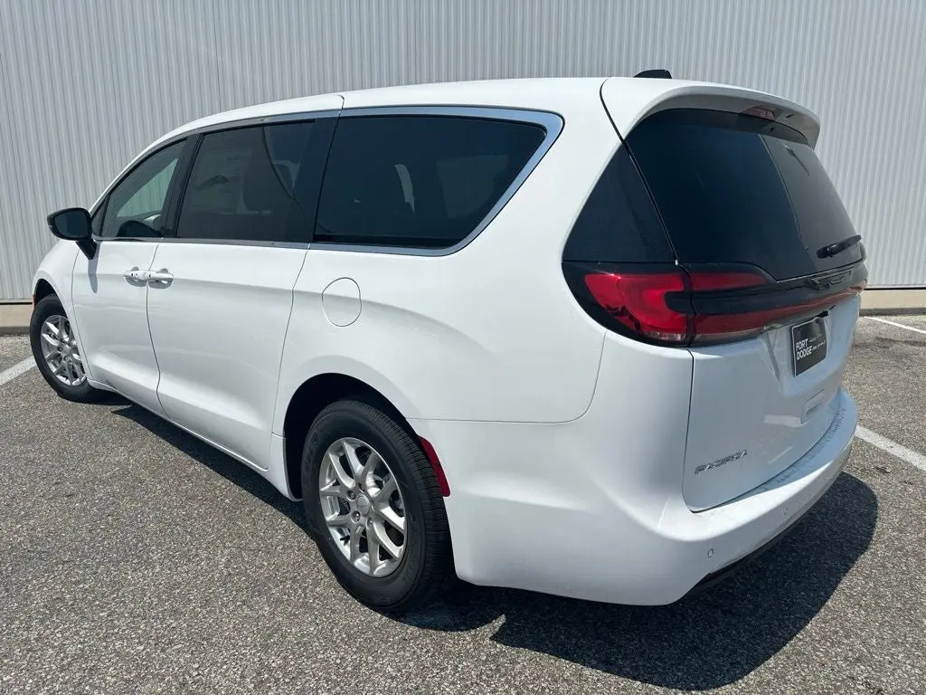 2027 Chrysler Pacifica Select photo 5