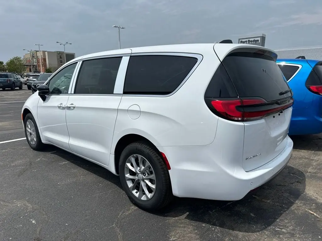 2027 Chrysler Pacifica Select AWD photo 3