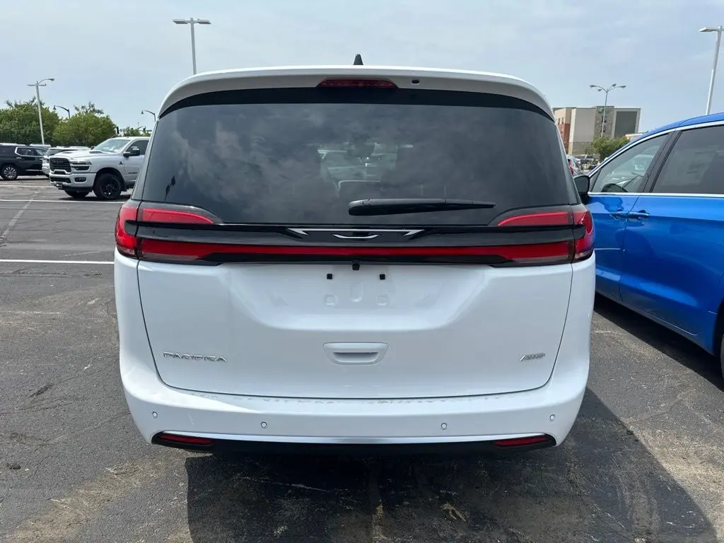 2027 Chrysler Pacifica Select AWD photo 5