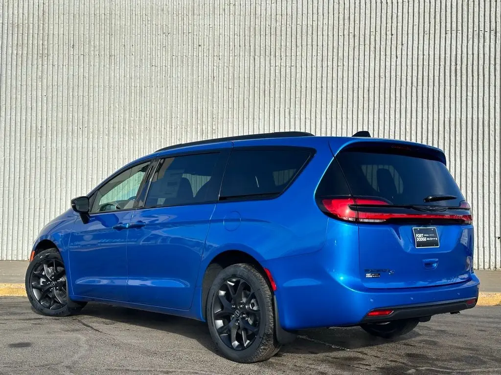 2026 Chrysler Pacifica Select AWD photo 3
