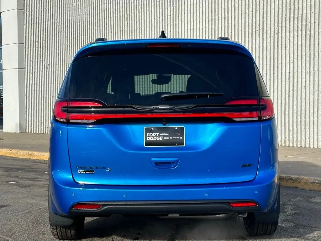 2026 Chrysler Pacifica Select AWD photo 4