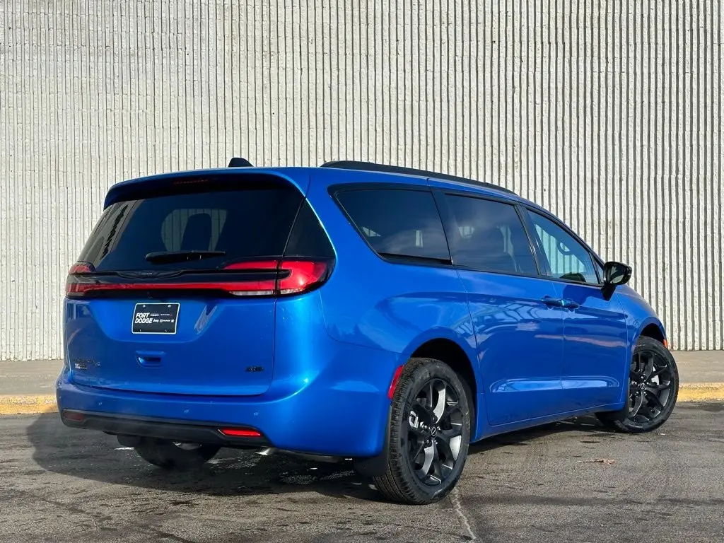 2026 Chrysler Pacifica Select AWD photo 5