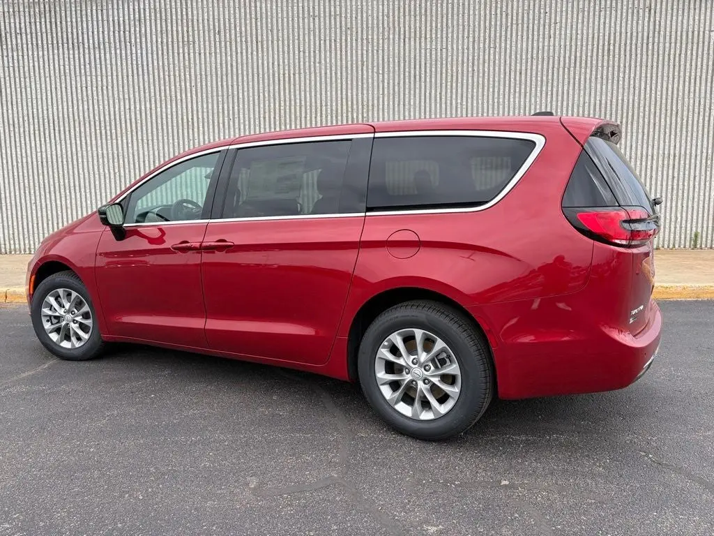 2026 Chrysler Pacifica Select AWD photo 3