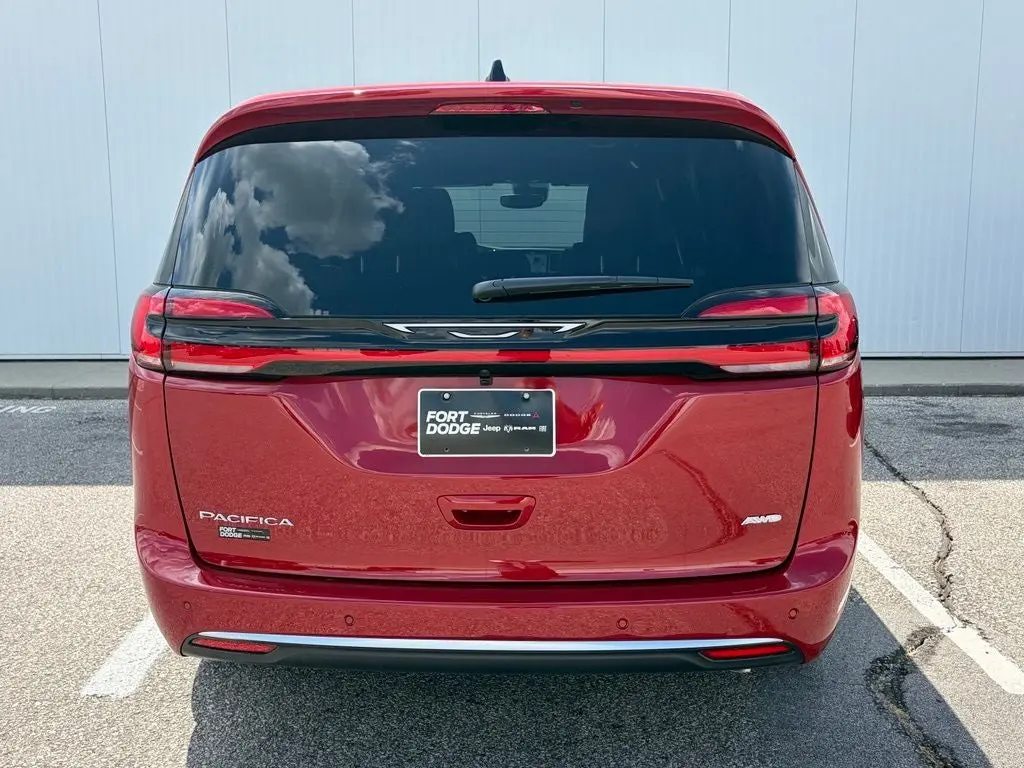 2027 Chrysler Pacifica Select AWD photo 4