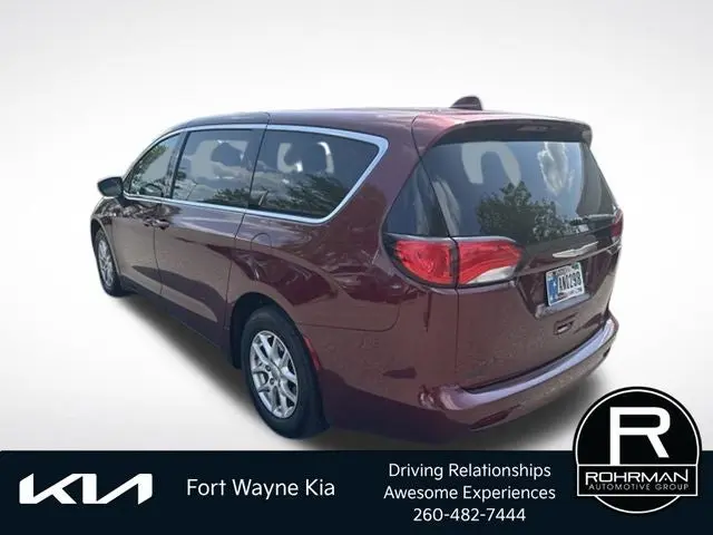 2017 Chrysler Pacifica Touring photo 3
