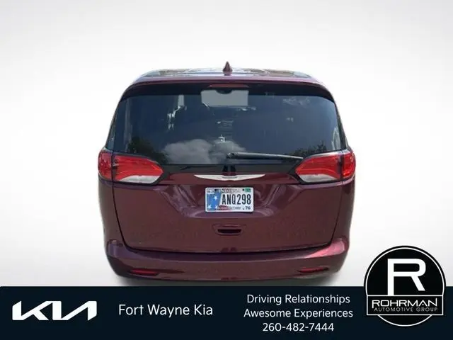 2017 Chrysler Pacifica Touring photo 4