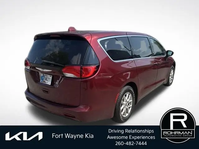 2017 Chrysler Pacifica Touring photo 5
