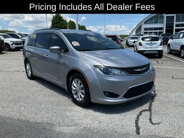 2017 Chrysler Pacifica Touring-L photo 3