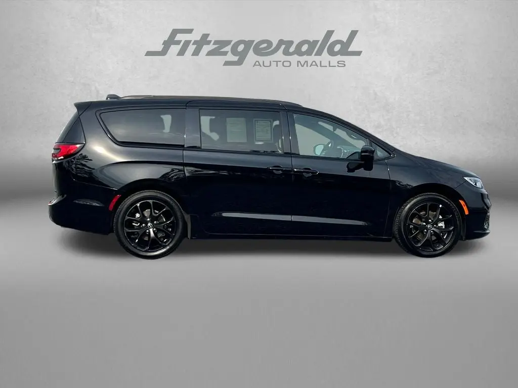 2025 Chrysler Pacifica Limited photo 3