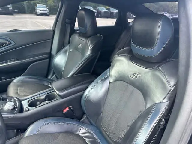 2015 Chrysler 200 S photo 3