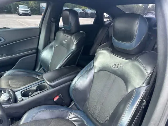 2015 Chrysler 200 S photo 4
