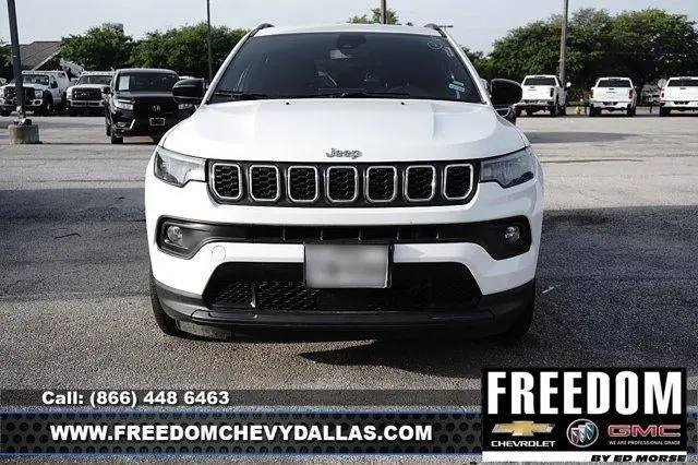 2024 Jeep Compass Latitude 4X4 photo 3