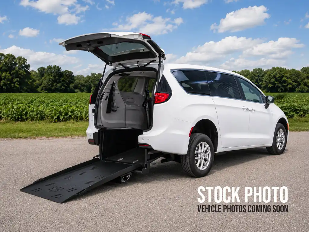 2022 Chrysler Voyager LX's photo