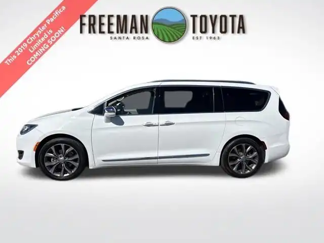 2019 Chrysler Pacifica Limited's photo