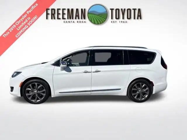 2019 Chrysler Pacifica Limited's photo