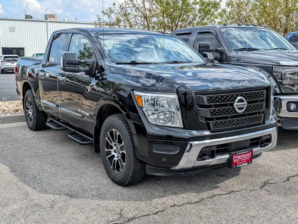 2021 Nissan Titan SV 4X4 Crew Cab's photo