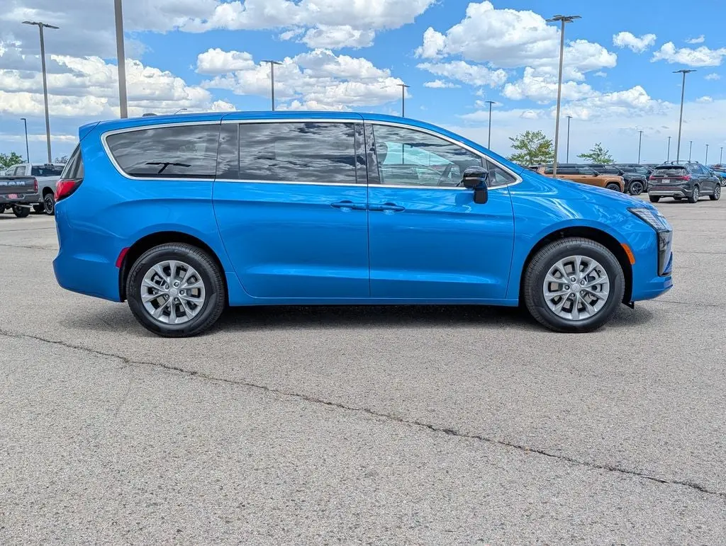 2027 Chrysler Pacifica Select AWD photo 3