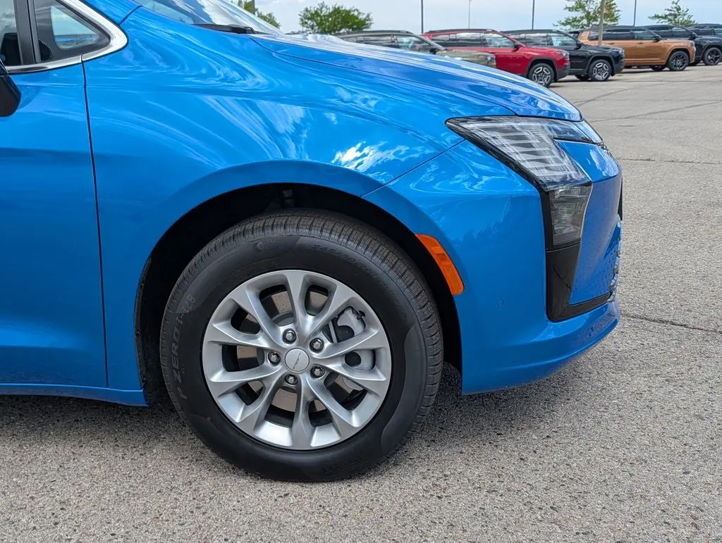 2027 Chrysler Pacifica Select AWD photo 4