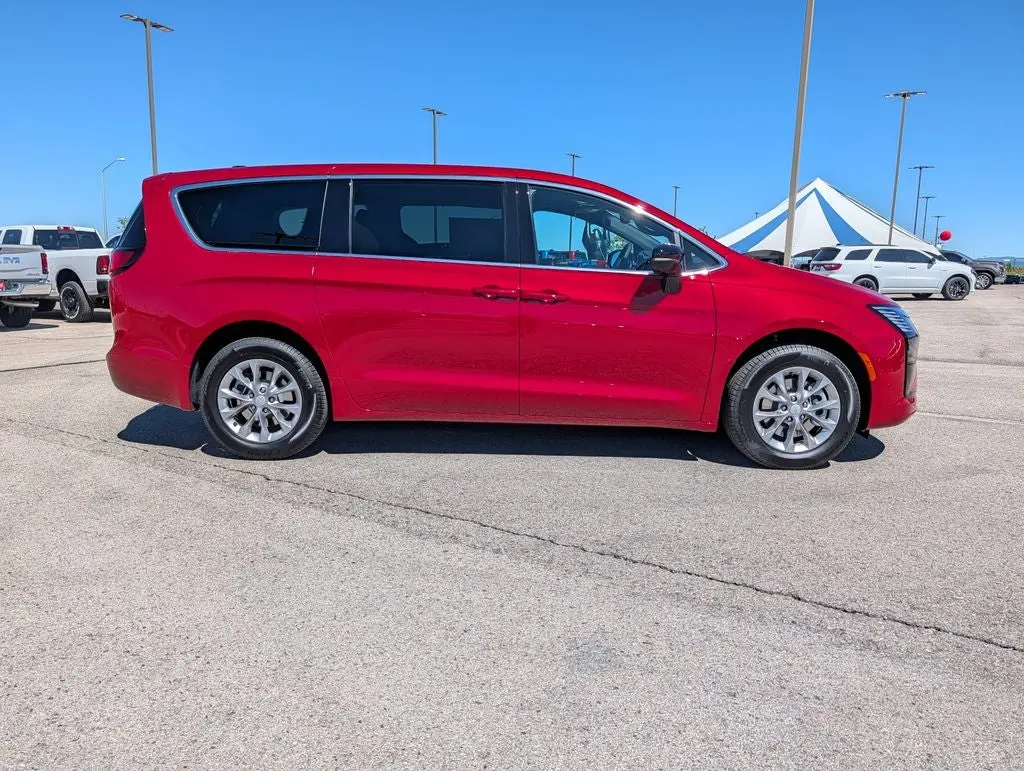 2027 Chrysler Pacifica Select AWD photo 3
