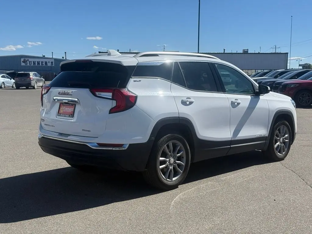 2024 GMC Terrain SLT AWD photo 3