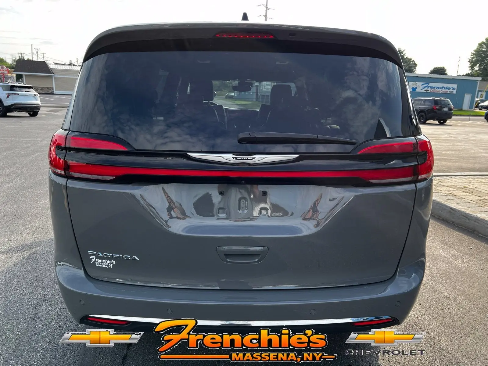 2025 Chrysler Pacifica Select photo 4