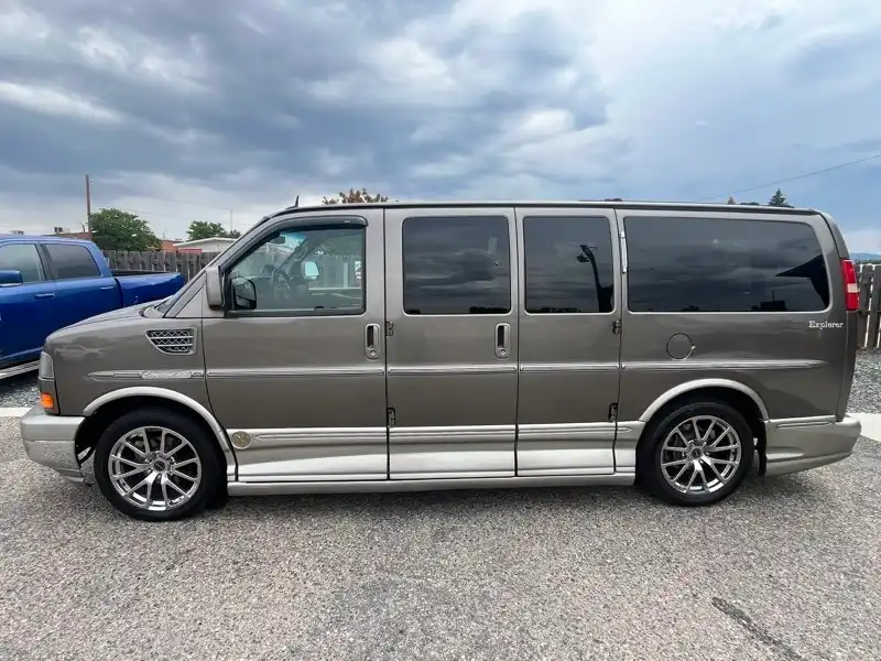 2011 GMC Savana's photo
