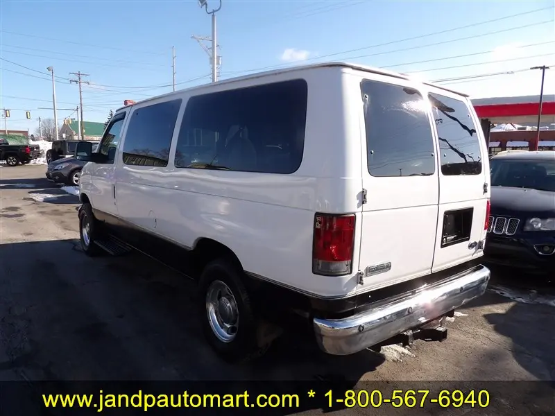 2007 Ford E-Series E-150 Chateau photo 3