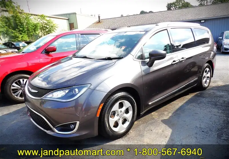 2017 Chrysler Pacifica Touring L Plus's photo
