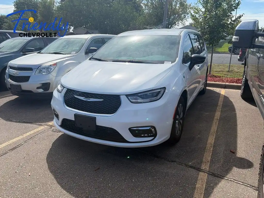 2025 Chrysler Pacifica Hybrid PHEV Select's photo