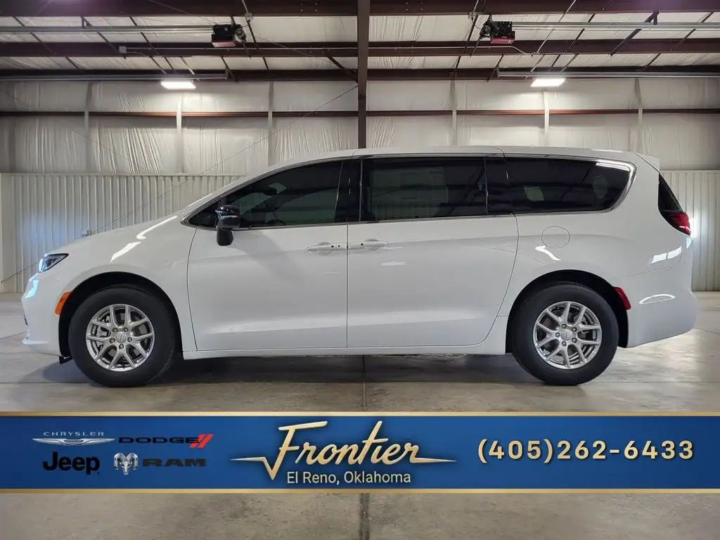 2026 Chrysler Pacifica Select's photo