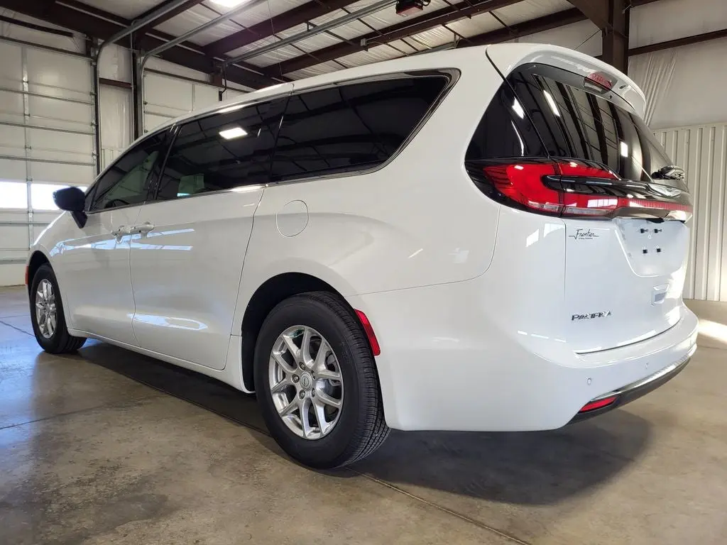 2026 Chrysler Pacifica Select photo 3