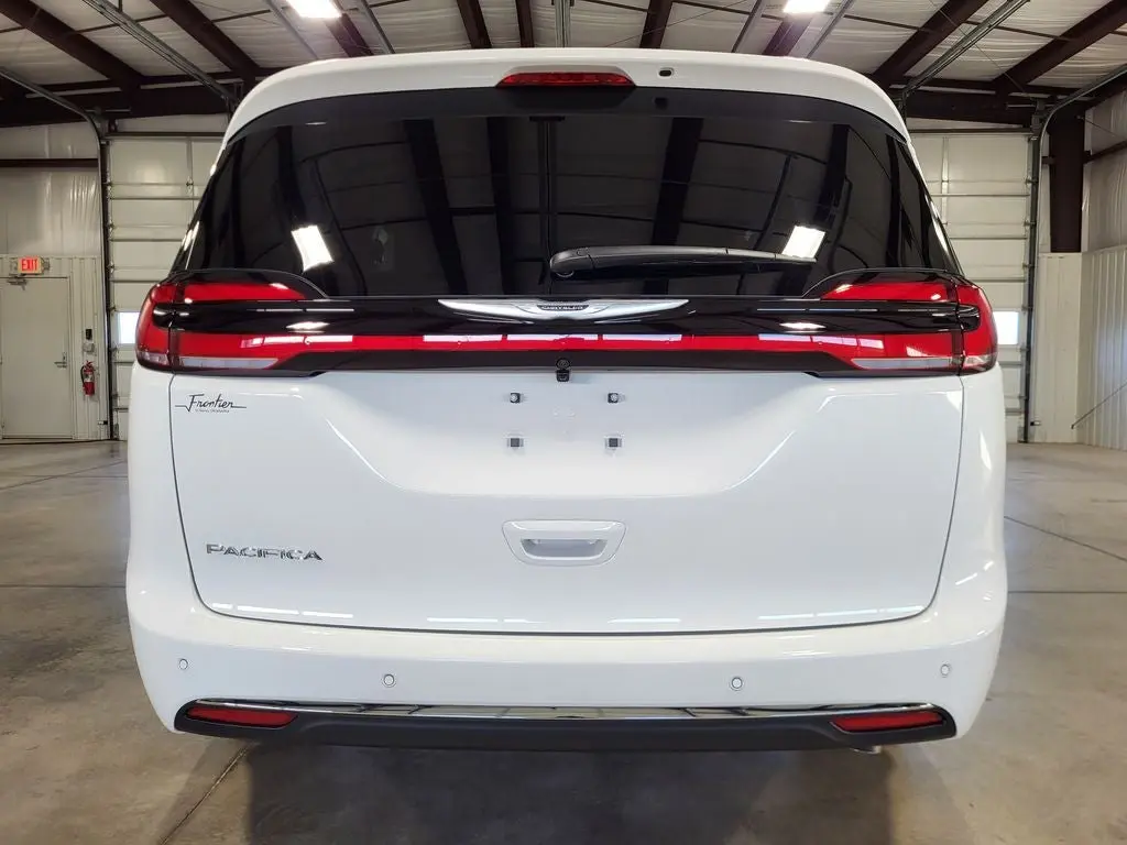 2026 Chrysler Pacifica Select photo 4
