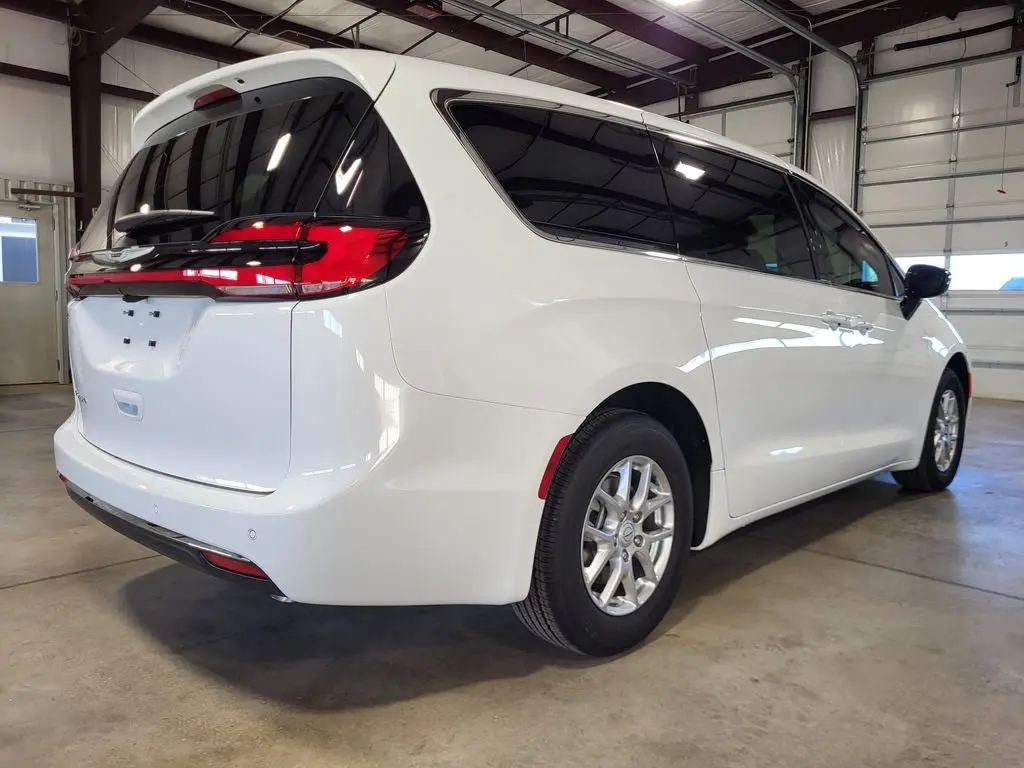 2026 Chrysler Pacifica Select photo 5