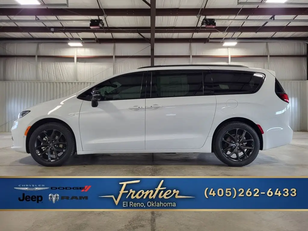 2026 Chrysler Pacifica Select photo 1