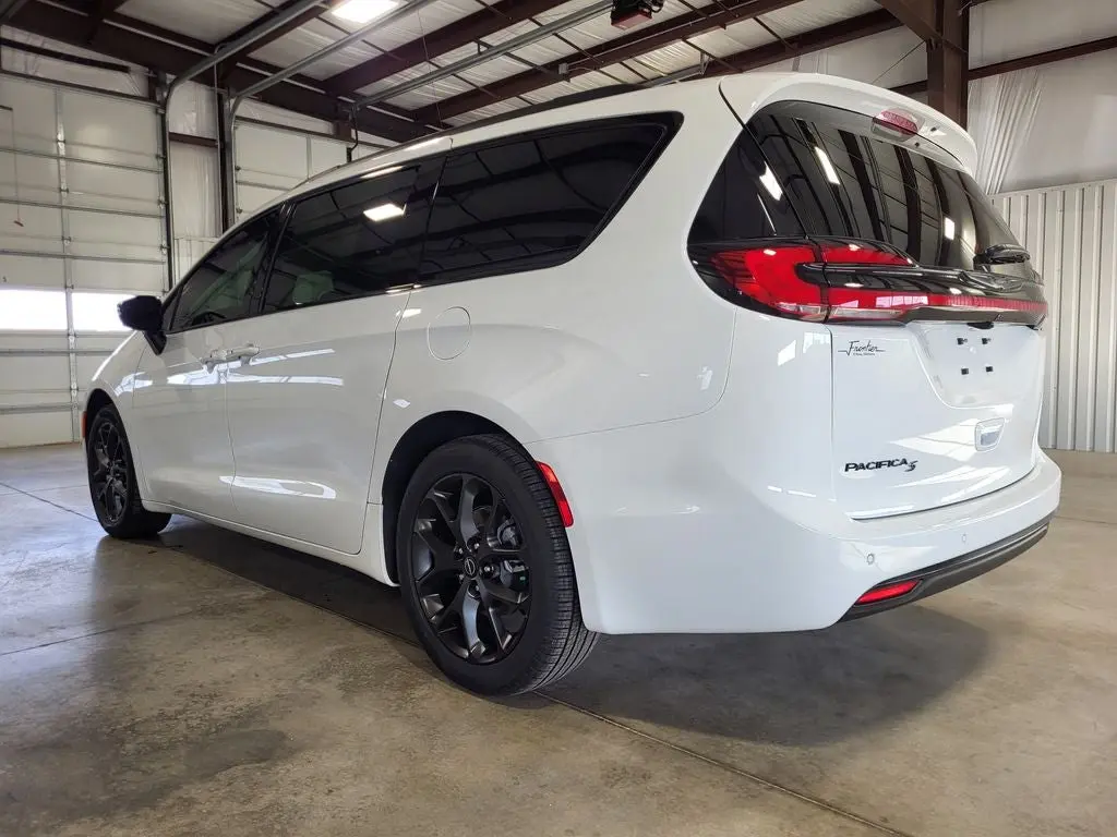 2026 Chrysler Pacifica Select photo 3