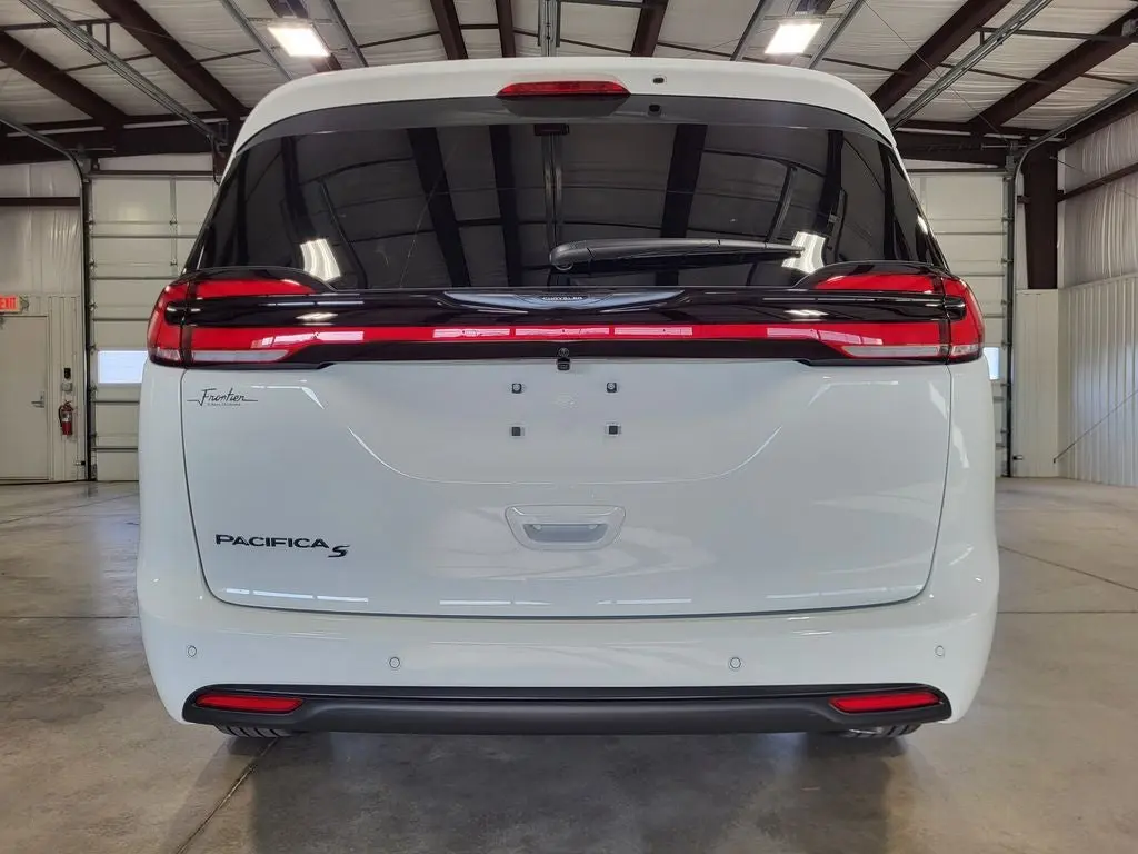 2026 Chrysler Pacifica Select photo 4